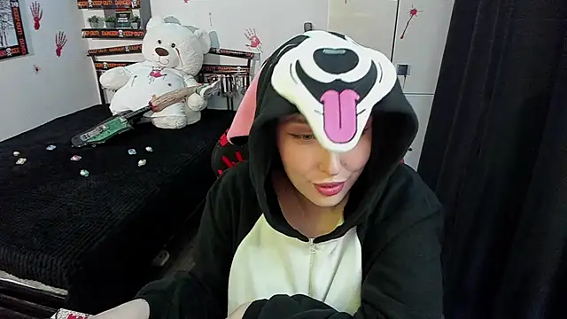 Snapshot of LinaTruly chatting on 10-31-25, 09:49 LinaTruly online show from 10-31-25, 09:49