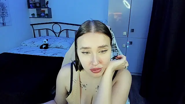 Snapshot of LinaTruly chatting on 11-17-25, 10:04 LinaTruly online show from 11-17-25, 10:04