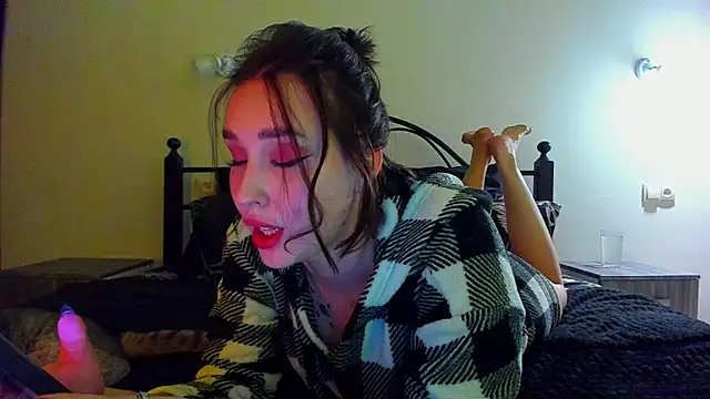 Snapshot of LinaTruly chatting on 12-13-25, 10:04 LinaTruly online show from 12-13-25, 10:04