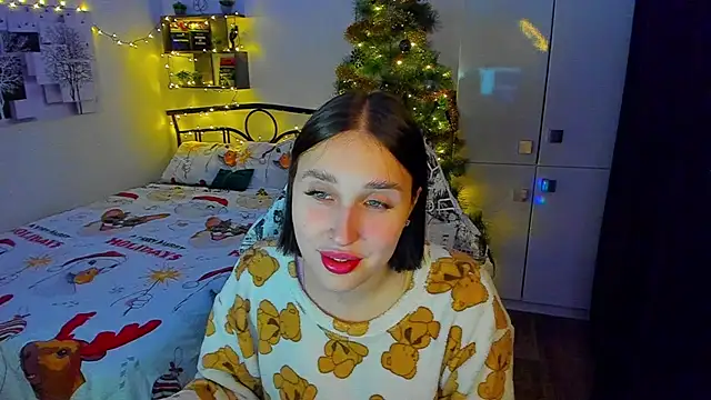 Snapshot of LinaTruly chatting on 12-15-25, 10:14 LinaTruly online show from 12-15-25, 10:14