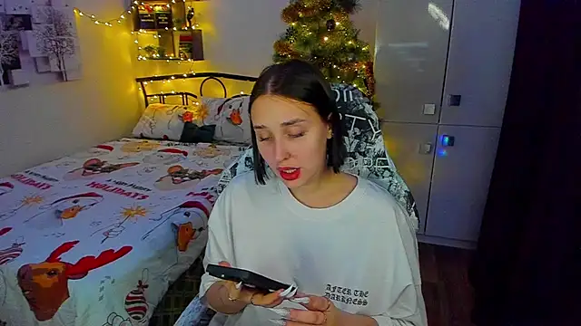 Snapshot of LinaTruly chatting on 12-17-25, 10:49 LinaTruly online show from 12-17-25, 10:49