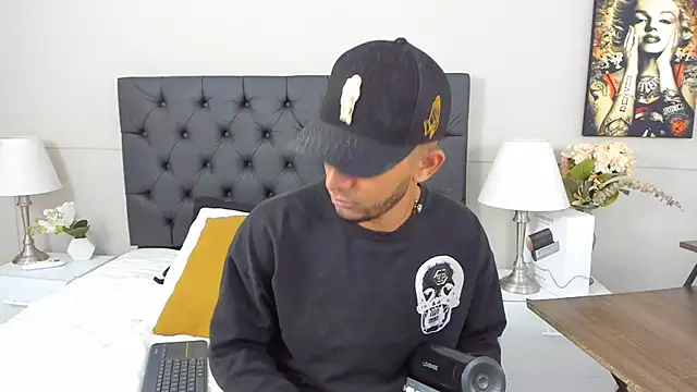 Snapshot of Robin_Rief chatting on 02-25-25, 03:31 Robin Rief online show from 02-25-25, 03:31