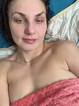 Snapshot of Magic__smile chatting on 12-15-25, 04:28 Magic smile online show from 12-15-25, 04:28