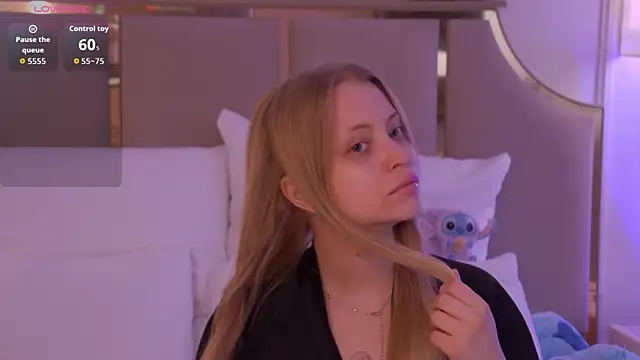 Snapshot of DorisHell chatting on 09-25-25, 03:21 DorisHell online show from 09-25-25, 03:21