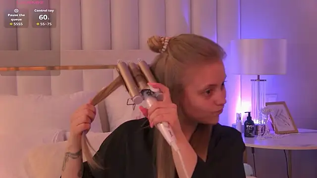 Snapshot of DorisHell chatting on 09-30-25, 03:00 DorisHell online show from 09-30-25, 03:00