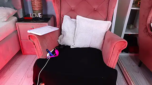 Snapshot of AQueenMonica chatting on 09-09-25, 04:28 AQueenMonica online show from 09-09-25, 04:28