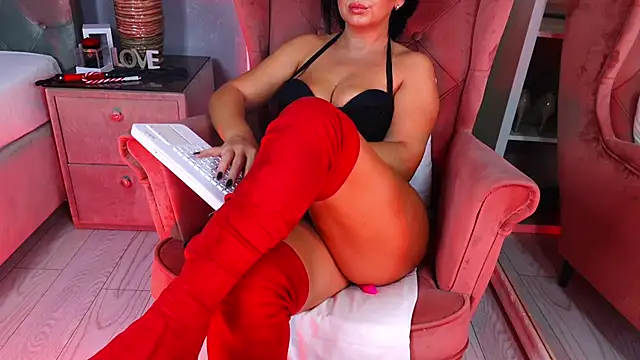 Snapshot of AQueenMonica chatting on 11-10-25, 04:33 AQueenMonica online show from 11-10-25, 04:33