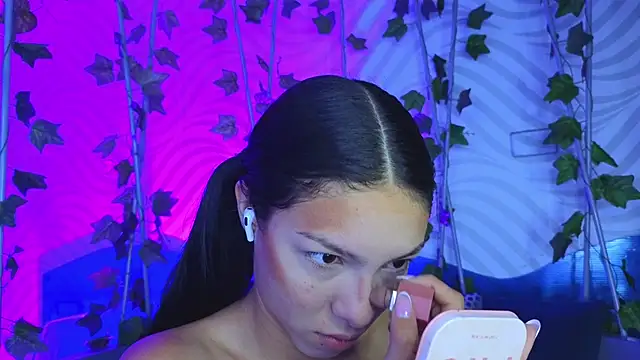 Snapshot of antonellaroux chatting on 09-17-25, 12:18 antonellaroux online show from 09-17-25, 12:18