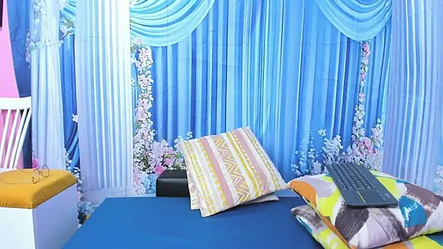 Snapshot of miss--flora chatting on 08-08-26, 12:57 miss--flora online show from 08-08-26, 12:57