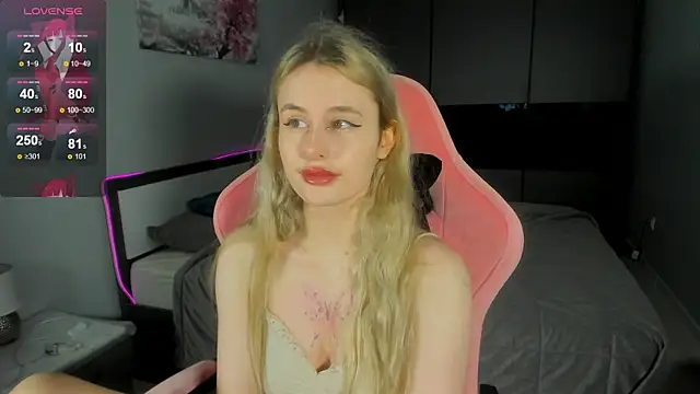 Snapshot of Molly_Toads chatting on 12-24-24, 07:39 Molly Toads online show from 12-24-24, 07:39