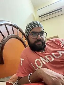 Snapshot of Arsh_Loves_Luv chatting on 12-26-24, 07:49 Arsh Loves Luv online show from 12-26-24, 07:49