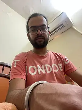 Snapshot of Arsh_Loves_Luv chatting on 12-28-24, 09:09 Arsh Loves Luv online show from 12-28-24, 09:09