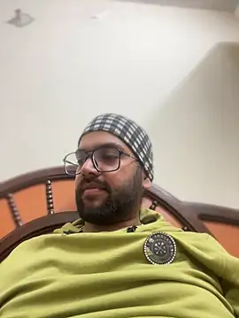 Snapshot of Arsh_Loves_Luv chatting on 12-30-24, 07:00 Arsh Loves Luv online show from 12-30-24, 07:00