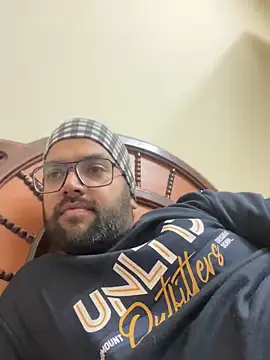 Snapshot of Arsh_Loves_Luv chatting on 01-01-25, 06:38 Arsh Loves Luv online show from 01-01-25, 06:38