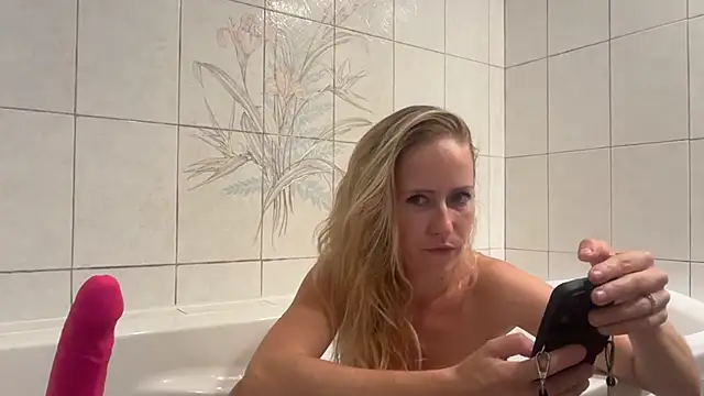 Snapshot of Emmy_frenchie chatting on 09-21-25, 06:53 Emmy frenchie online show from 09-21-25, 06:53