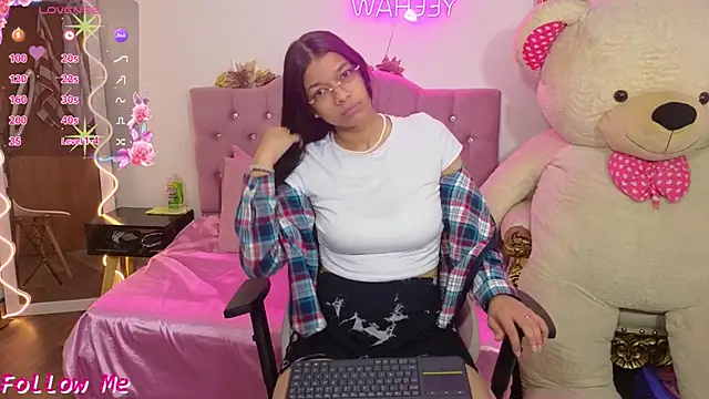 Snapshot of Emilly_tay chatting on 01-15-25, 12:04 Emilly tay online show from 01-15-25, 12:04