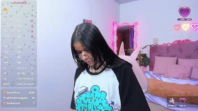 Snapshot of Emilly_tay chatting on 02-14-25, 02:54 Emilly tay online show from 02-14-25, 02:54