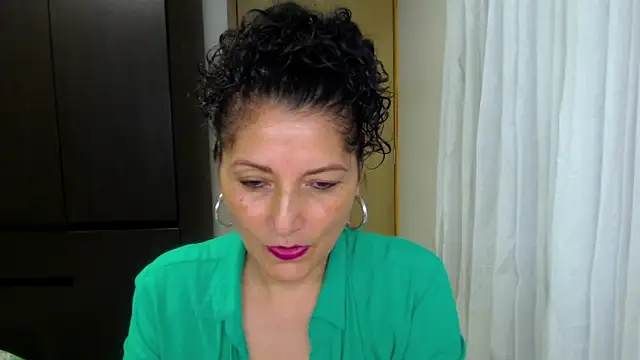 Snapshot of arianna_ros3 chatting on 05-05-26, 03:25 arianna ros3 online show from 05-05-26, 03:25