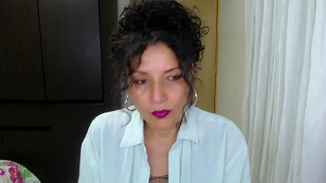 Snapshot of arianna_ros3 chatting on 05-06-26, 01:47 arianna ros3 online show from 05-06-26, 01:47