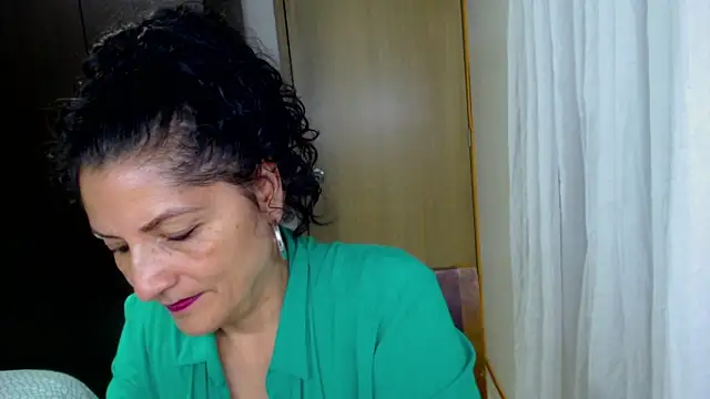 Snapshot of arianna_ros3 chatting on 05-14-26, 01:12 arianna ros3 online show from 05-14-26, 01:12