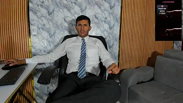 Snapshot of Hideintheoffice chatting on 09-11-25, 02:44 Hideintheoffice online show from 09-11-25, 02:44