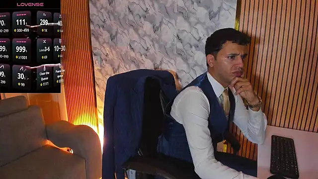 Snapshot of Hideintheoffice chatting on 10-11-25, 11:47 Hideintheoffice online show from 10-11-25, 11:47