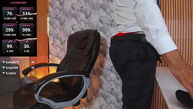 Snapshot of Hideintheoffice chatting on 10-13-25, 11:43 Hideintheoffice online show from 10-13-25, 11:43