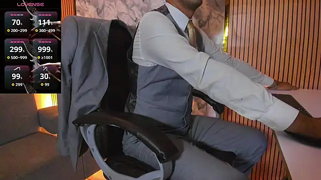 Snapshot of Hideintheoffice chatting on 10-15-25, 01:50 Hideintheoffice online show from 10-15-25, 01:50