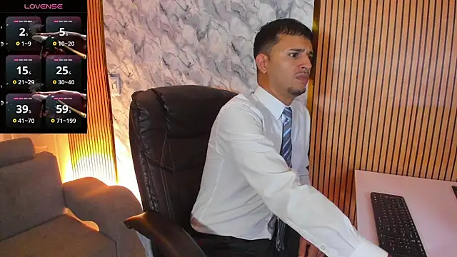 Snapshot of Hideintheoffice chatting on 10-27-25, 10:58 Hideintheoffice online show from 10-27-25, 10:58