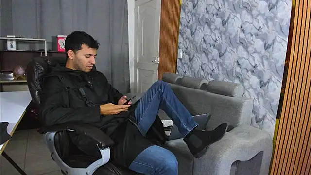 Hideintheoffice online show from 02-05-26, 03:33