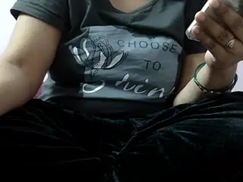 Snapshot of Housewife12 chatting on 01-12-25, 05:34 Housewife12 online show from 01-12-25, 05:34