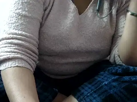 Snapshot of Housewife12 chatting on 01-18-25, 06:43 Housewife12 online show from 01-18-25, 06:43