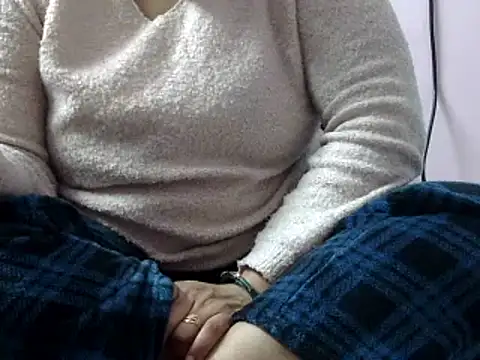 Snapshot of Housewife12 chatting on 01-19-25, 06:00 Housewife12 online show from 01-19-25, 06:00