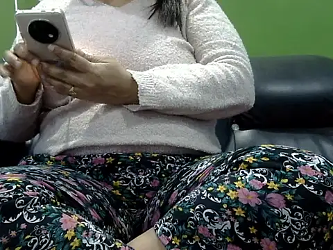 Snapshot of Housewife12 chatting on 01-29-25, 06:07 Housewife12 online show from 01-29-25, 06:07