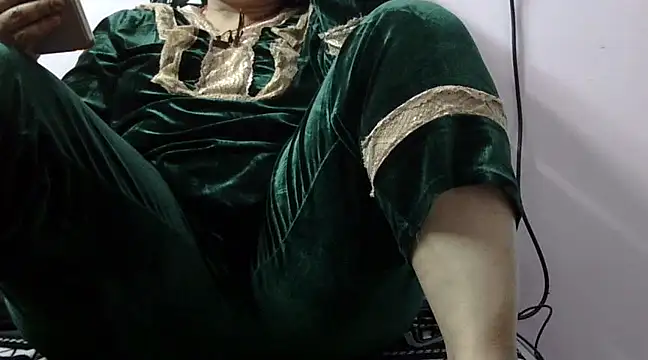 Snapshot of Housewife12 chatting on 02-28-25, 12:20 Housewife12 online show from 02-28-25, 12:20