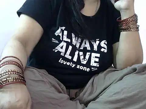 Snapshot of Housewife12 chatting on 09-25-25, 05:55 Housewife12 online show from 09-25-25, 05:55