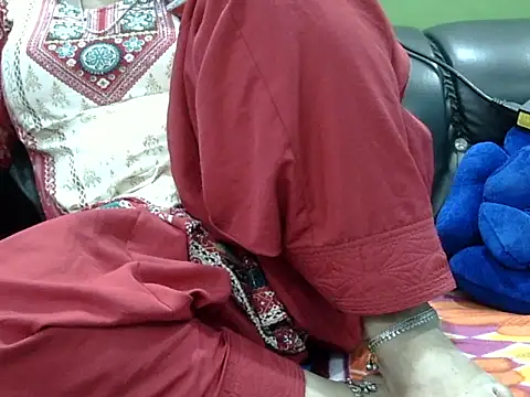 Snapshot of Housewife12 chatting on 10-08-25, 07:28 Housewife12 online show from 10-08-25, 07:28