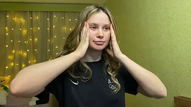 Snapshot of IlonaMurf chatting on 12-24-24, 02:12 IlonaMurf online show from 12-24-24, 02:12