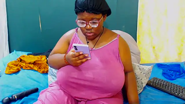 Snapshot of Damm_Bobbies chatting on 04-12-26, 01:05 Damm Bobbies online show from 04-12-26, 01:05