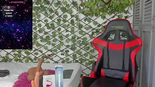 Snapshot of dani-lue chatting on 11-14-25, 12:48 dani-lue online show from 11-14-25, 12:48