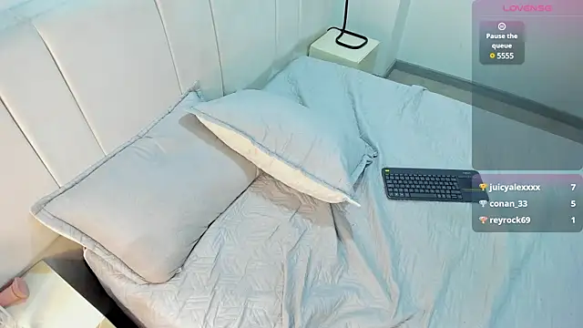 Snapshot of AbrilSonne chatting on 02-19-25, 08:10 AbrilSonne online show from 02-19-25, 08:10