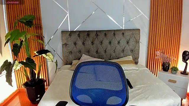 Snapshot of charlottee_white chatting on 11-06-25, 09:37 charlottee white online show from 11-06-25, 09:37