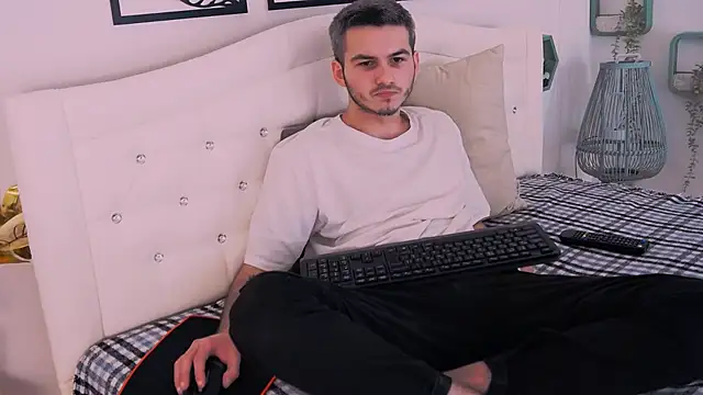 Snapshot of Devin_Jay chatting on 01-07-25, 04:48 Devin Jay online show from 01-07-25, 04:48