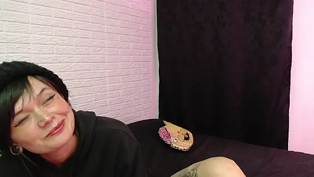 Snapshot of rousstattoo chatting on 03-06-25, 03:46 rousstattoo online show from 03-06-25, 03:46