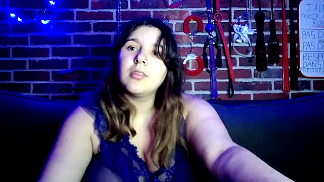 Snapshot of Heleneecesmecs2 chatting on 11-17-25, 03:23 Heleneecesmecs2 online show from 11-17-25, 03:23