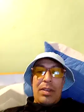 Snapshot of zeus2630 chatting on 12-01-25, 01:32 zeus2630 online show from 12-01-25, 01:32