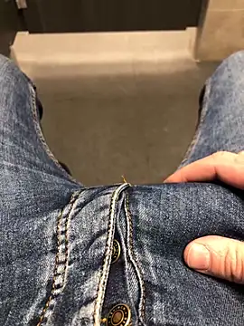 Snapshot of 22TT2295 chatting on 01-12-25, 11:39 22TT2295 online show from 01-12-25, 11:39