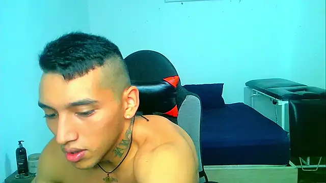 Snapshot of David_Adams2003 chatting on 01-04-25, 02:04 David Adams2003 online show from 01-04-25, 02:04