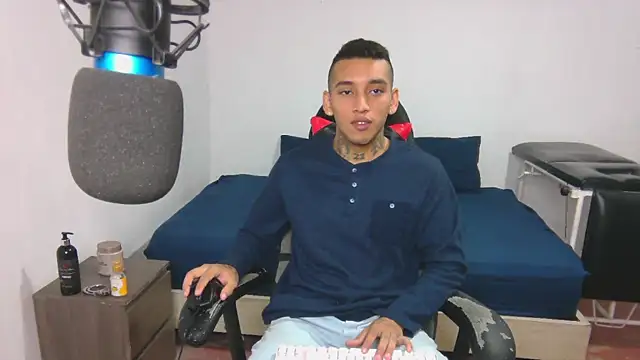 Snapshot of David_Adams2003 chatting on 01-05-25, 02:19 David Adams2003 online show from 01-05-25, 02:19