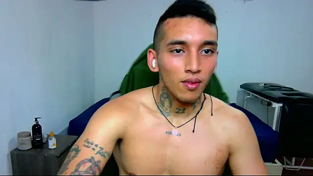 Snapshot of David_Adams2003 chatting on 01-07-25, 05:42 David Adams2003 online show from 01-07-25, 05:42